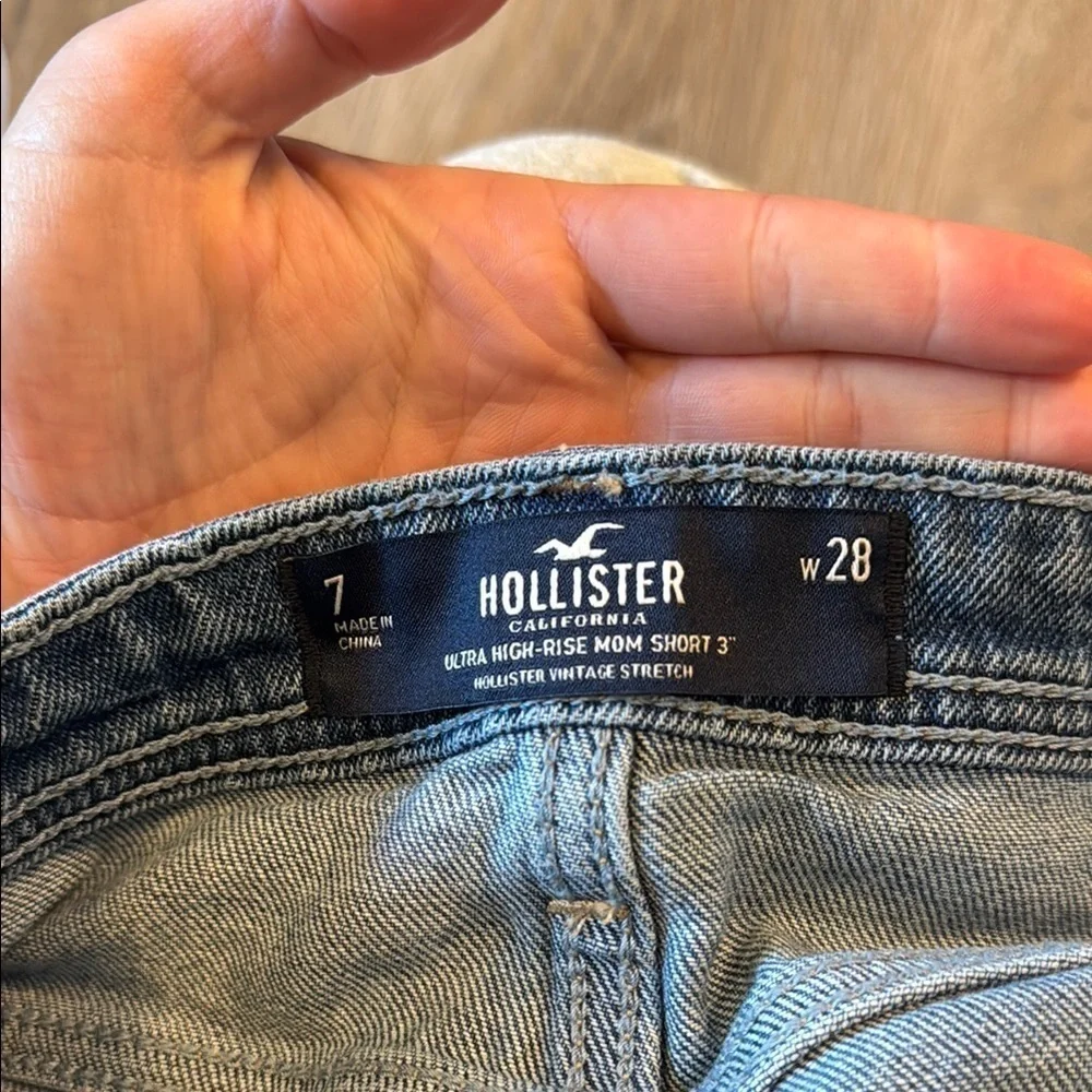 Hollister denim shorts- Women's Blue Denim Shorts- size w28 or 7
